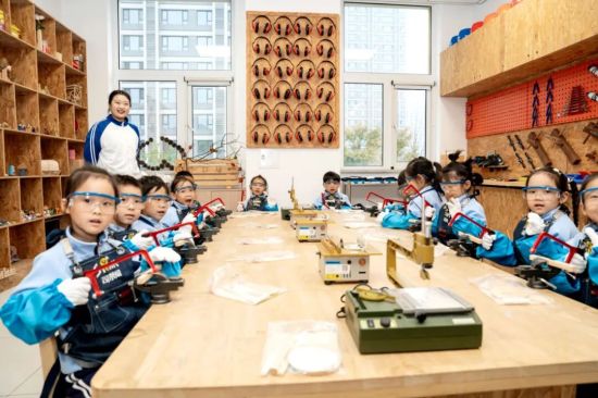 凈月高新區(qū)幼兒園小朋友在創(chuàng)客教室開(kāi)展手工實(shí)踐學(xué)習(xí) 凈月高新區(qū)幼兒園小朋友在創(chuàng)客教室開(kāi)展手工實(shí)踐學(xué)習(xí)