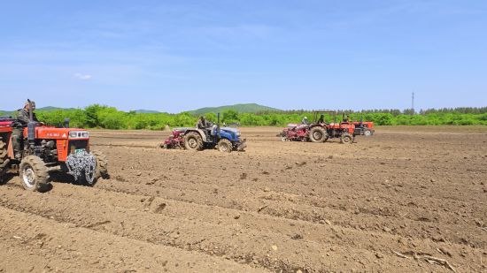 春耕現(xiàn)場(chǎng)(資料圖) 春耕現(xiàn)場(chǎng)(資料圖)