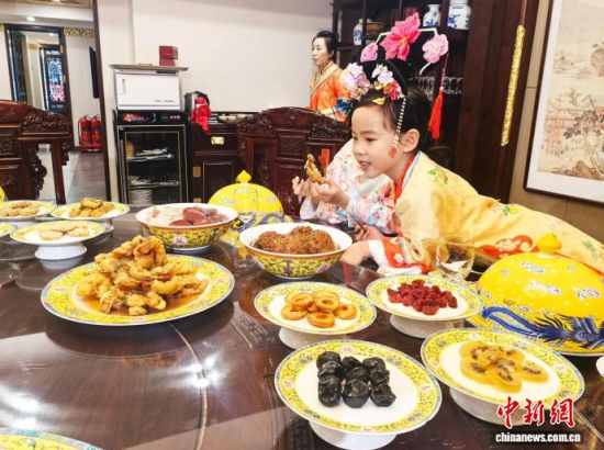 2��5��������ʡ�����У������M����Сʳ��Ʒ�L���M��˴��롱����������ӛ�� ʯ���� �z