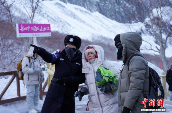 ���軨Ů�Ӿ���(w��)�(du��)���ڜ�Ȫ�V��(ch��ng)���ο�ָ�����[·��(xi��n)�����w�� �z