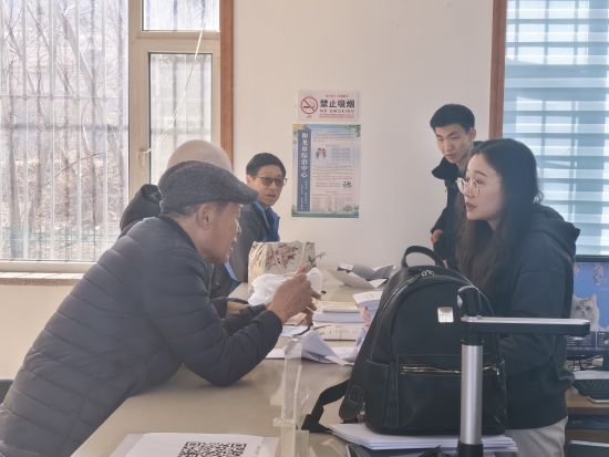 受理業(yè)務(wù)發(fā)放明白卡 和龍市委宣傳部/供圖 受理業(yè)務(wù)發(fā)放明白卡 和龍市委宣傳部/供圖