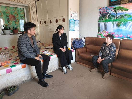 入戶動(dòng)態(tài)摸排 和龍市委宣傳部/供圖 入戶動(dòng)態(tài)摸排 和龍市委宣傳部/供圖