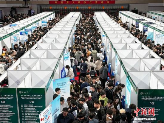 3��27���������L(zh��ng)�������ִ�W(xu��)��Ƹ�F(xi��n)��(ch��ng)ʮ�ֻ������� �z